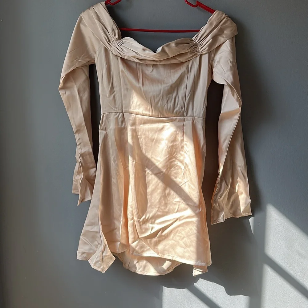 Pretty little thing Champagne pleat detail Bardot flared sleeve shift dress‎ 4